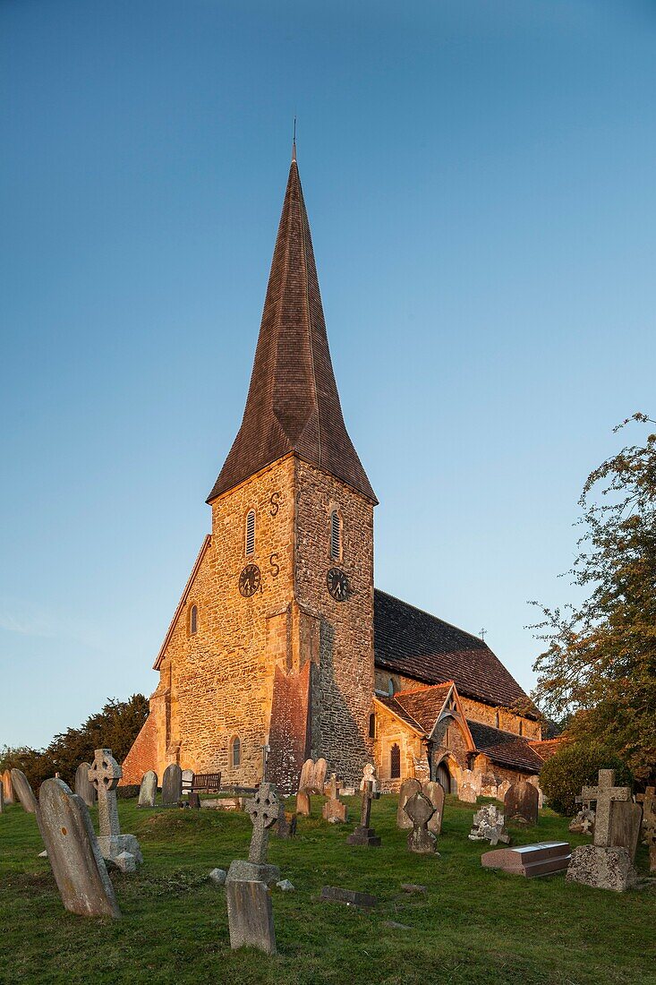Sonnenuntergang in St. Michael Kirche in Wisborough Green, West Sussex, England.