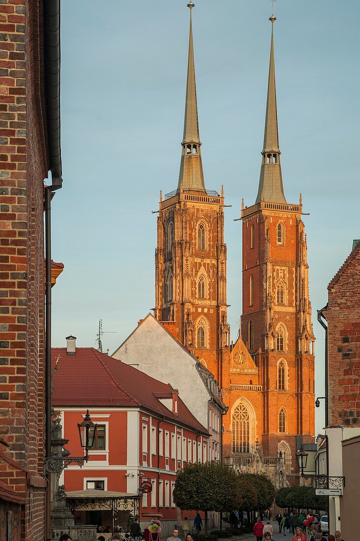 Sonnenuntergang in der Breslauer Kathedrale, Polen.