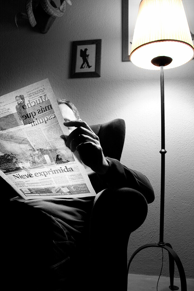 Mann liest die Zeitung.