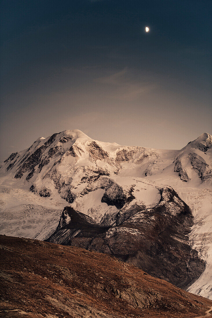 Verschneite Berge beim Matterhorn, Wallis, Schweiz, Europa