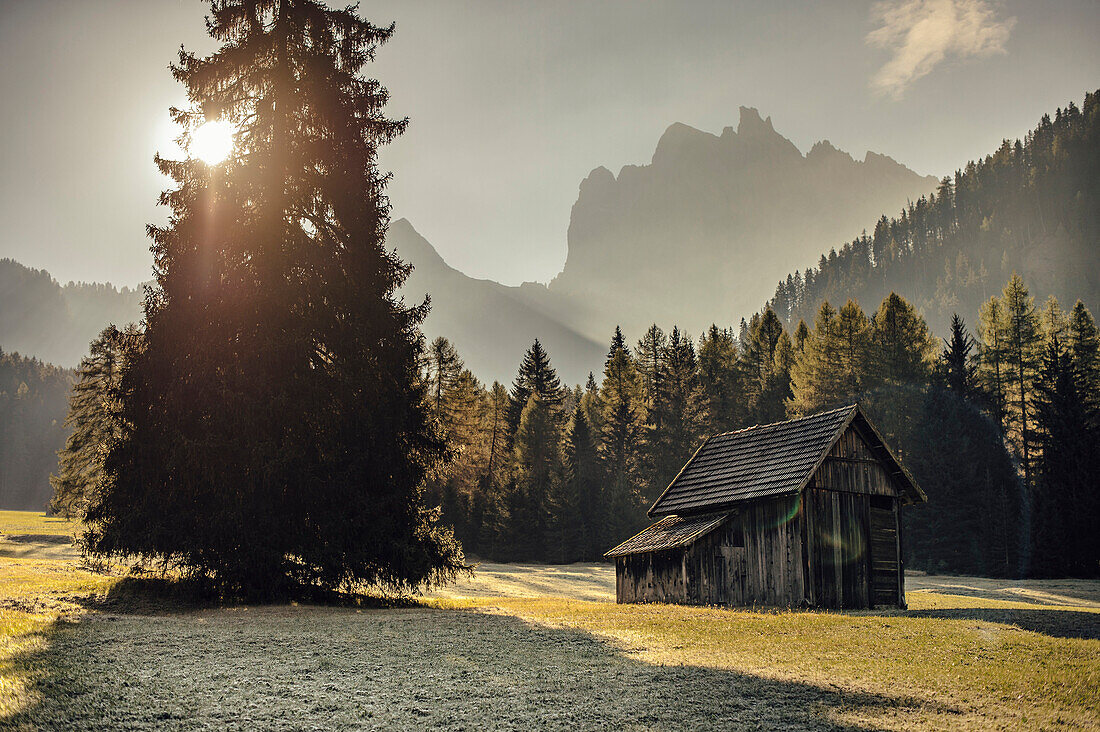 Landschaft mit einzelner Holzhütte, Dolomten, Südtirol, Trentino,  Italien, Europa