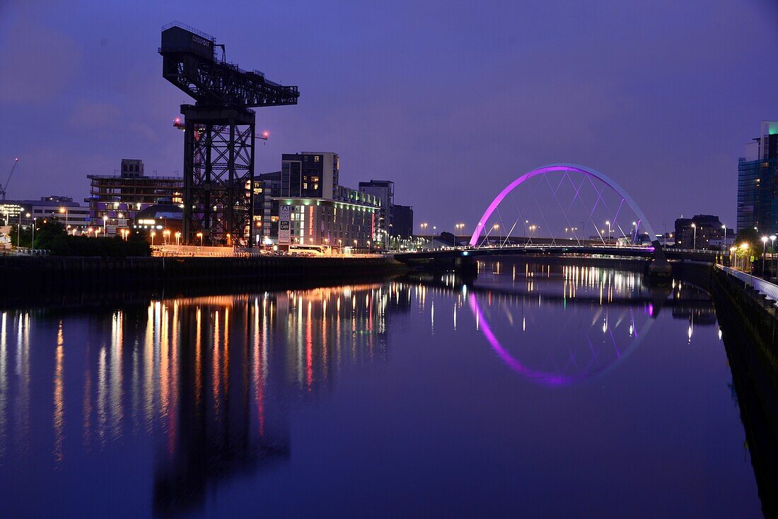 Kran und Brücke am River Clyde, Glasgow, Schottland