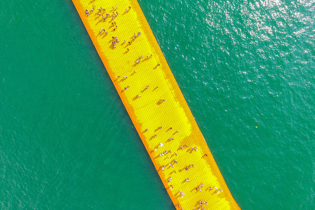 Luftaufnahme der schwimmenden Piers im Iseo See - Italien, Europa