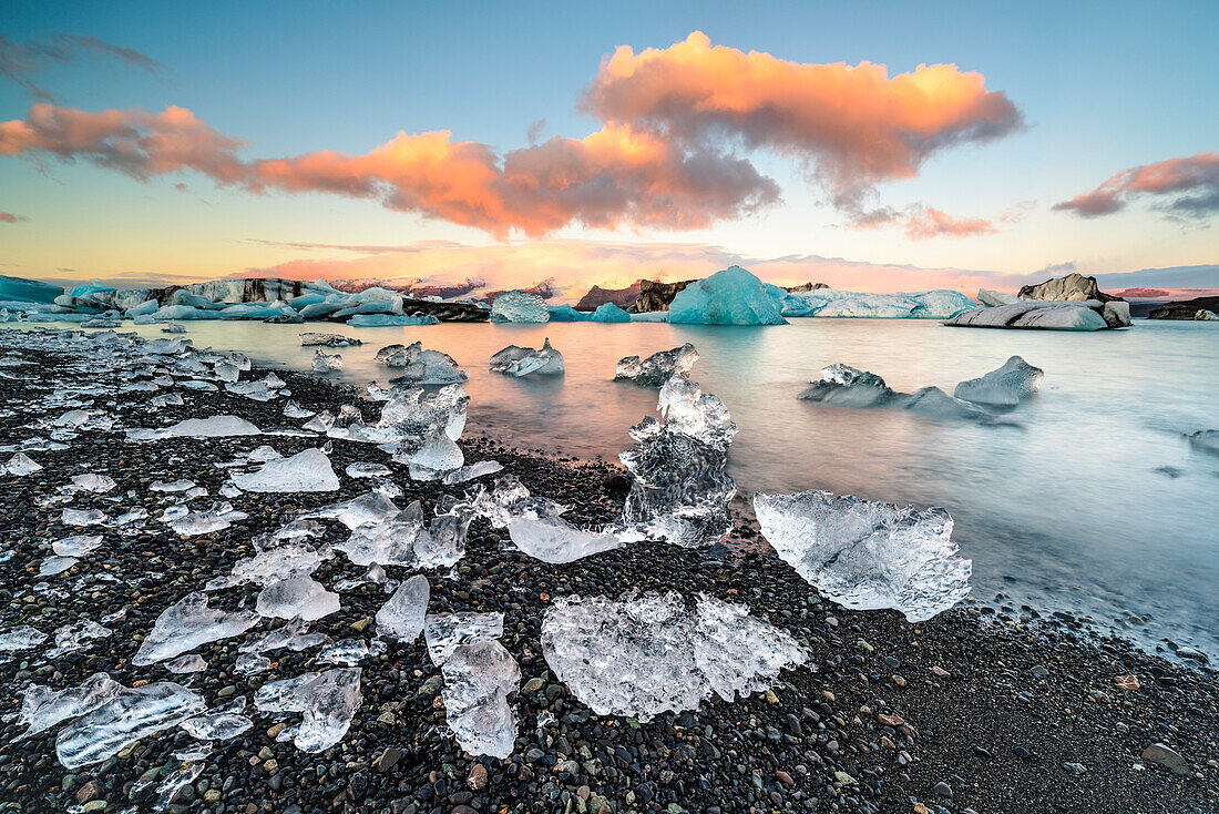 Jokulsarlon, Ost-Island, Island, Nordeuropa, Die ikonischen kleinen Eisberge in der Gletscherlagune während eines Sonnenaufgangs