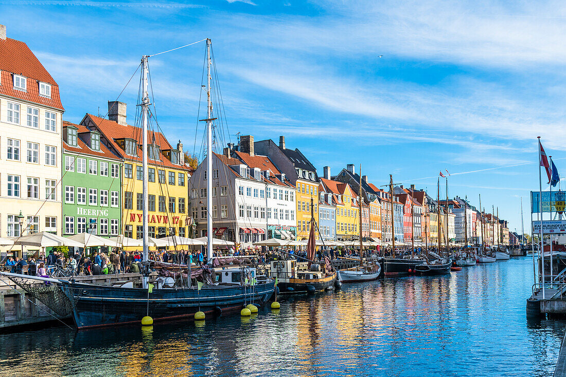 Dänemark, Hovedstaden, Kopenhagen, Bunte Gebäude entlang der Ufergegend von Nyhavn aus dem 17. Jahrhundert