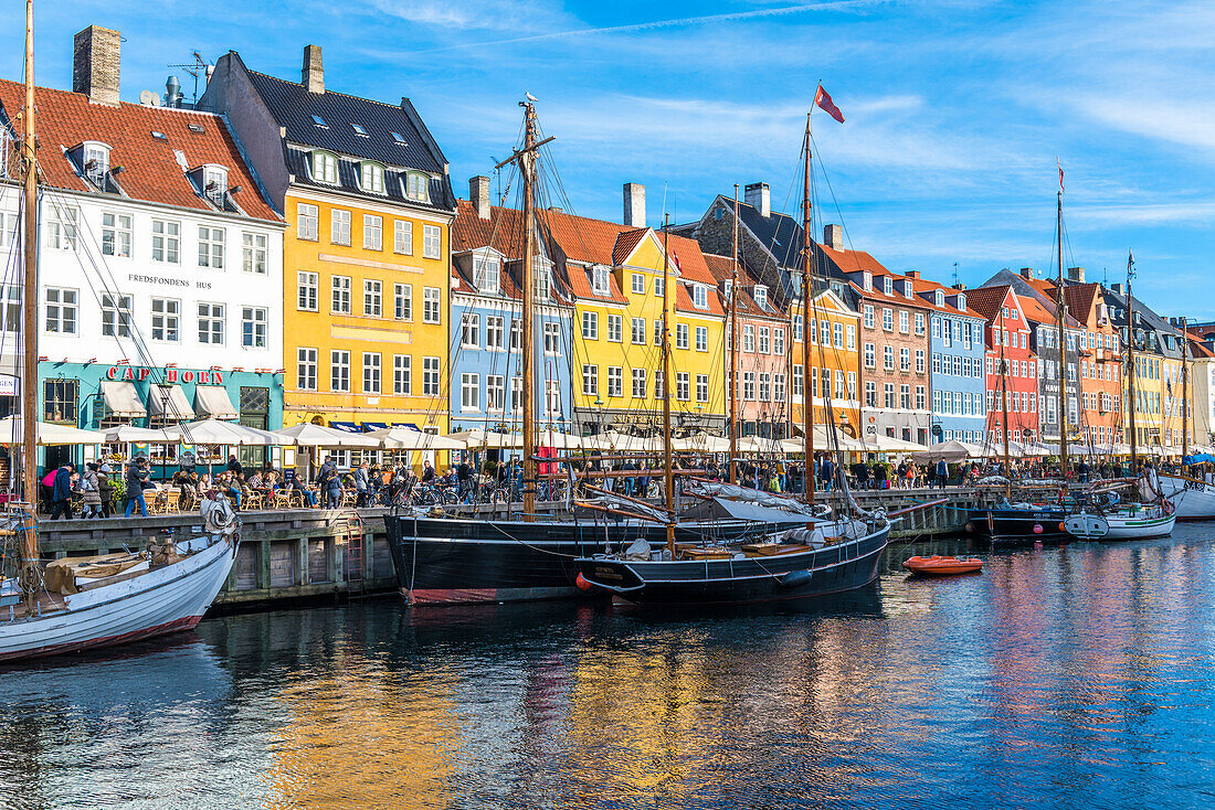 Denmark, Hovedstaden, Copenhagen, Colourful buildings along the 17th century waterfront of Nyhavn