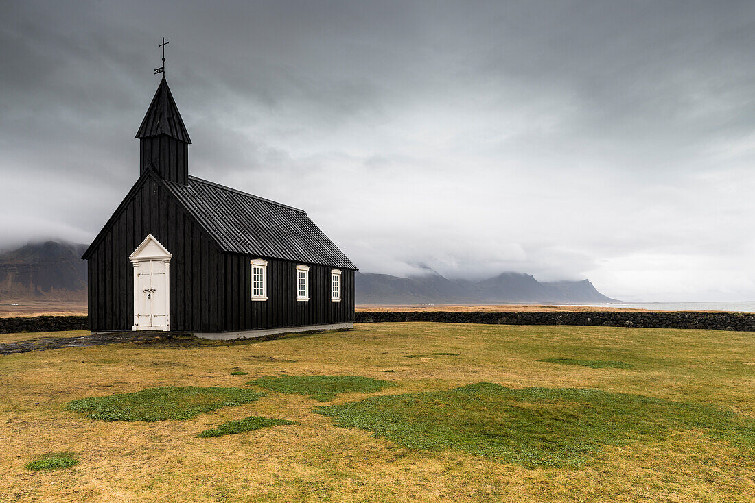 Budir, Halbinsel Snæfellsnes, Westisland, Island, Die schwarze Kirche von budir