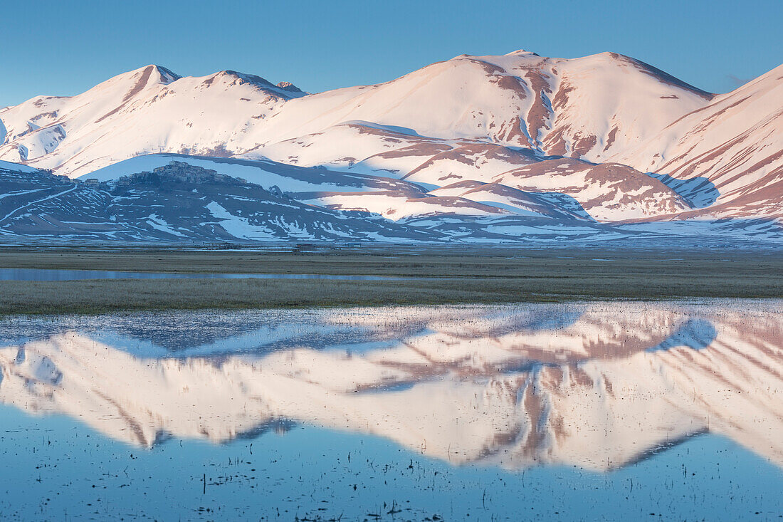 Europa, Italien, Umbrien, Perugia, Castelluccio von Norcia, Auftauen Schnee