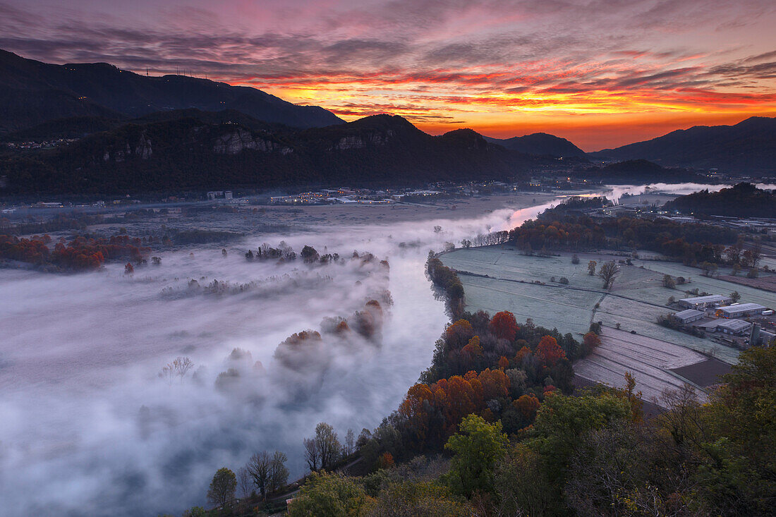 Die Nebel des Flusses Adda, Airuno, Park Adda Nord, Provinz Lecco, Brianza, Lombardei, Italien, Europa