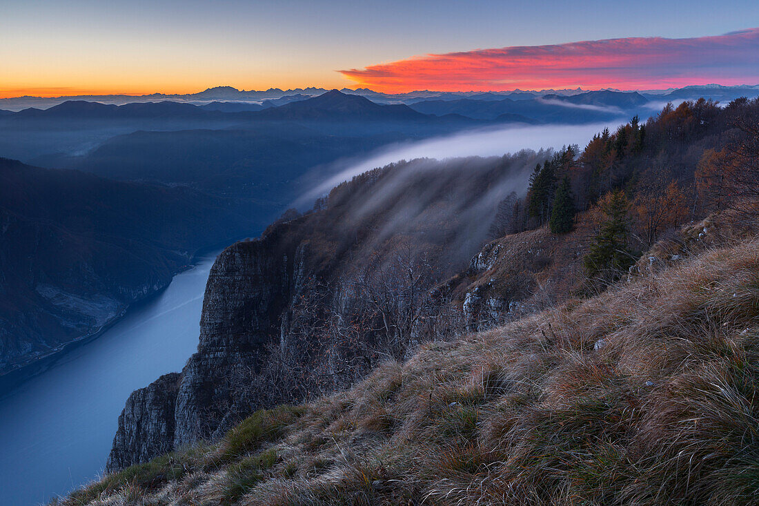 Foggy Kralle über Lecco Berge, Provinz Lecco, Comer See, Lombardei, Italien, Europa