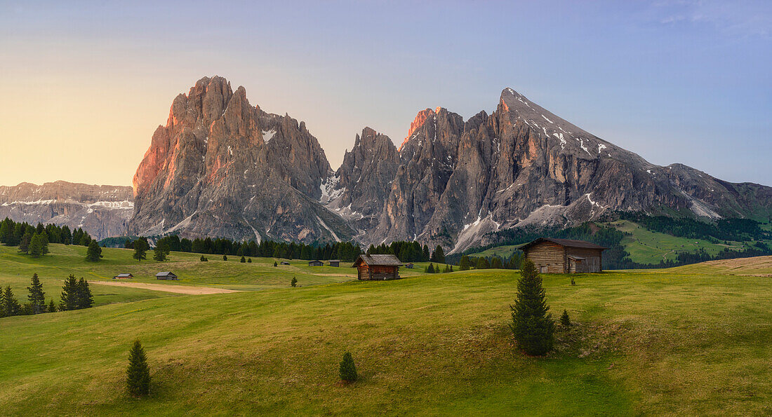 Seiser Alm, Dolomiten, Südtirol, Italien, Sonnenaufgang auf der Seiser Alm