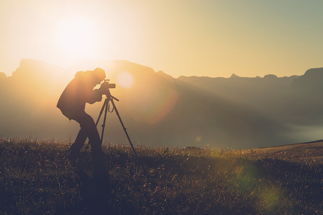 Seiser Alm, Dolomiten, Südtirol, Italien, Fotograf fotografieren den Sonnenaufgang