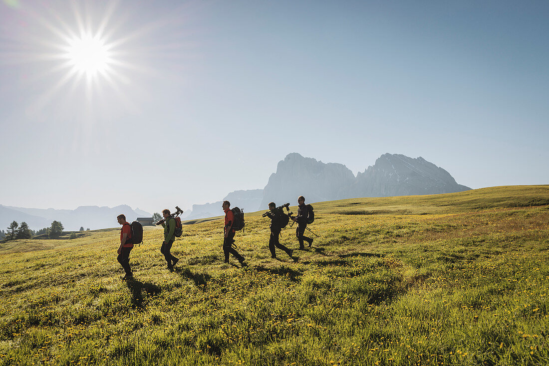 Seiser Alm, Dolomiten, Südtirol, Italien, Wanderer auf der Seiser Alm