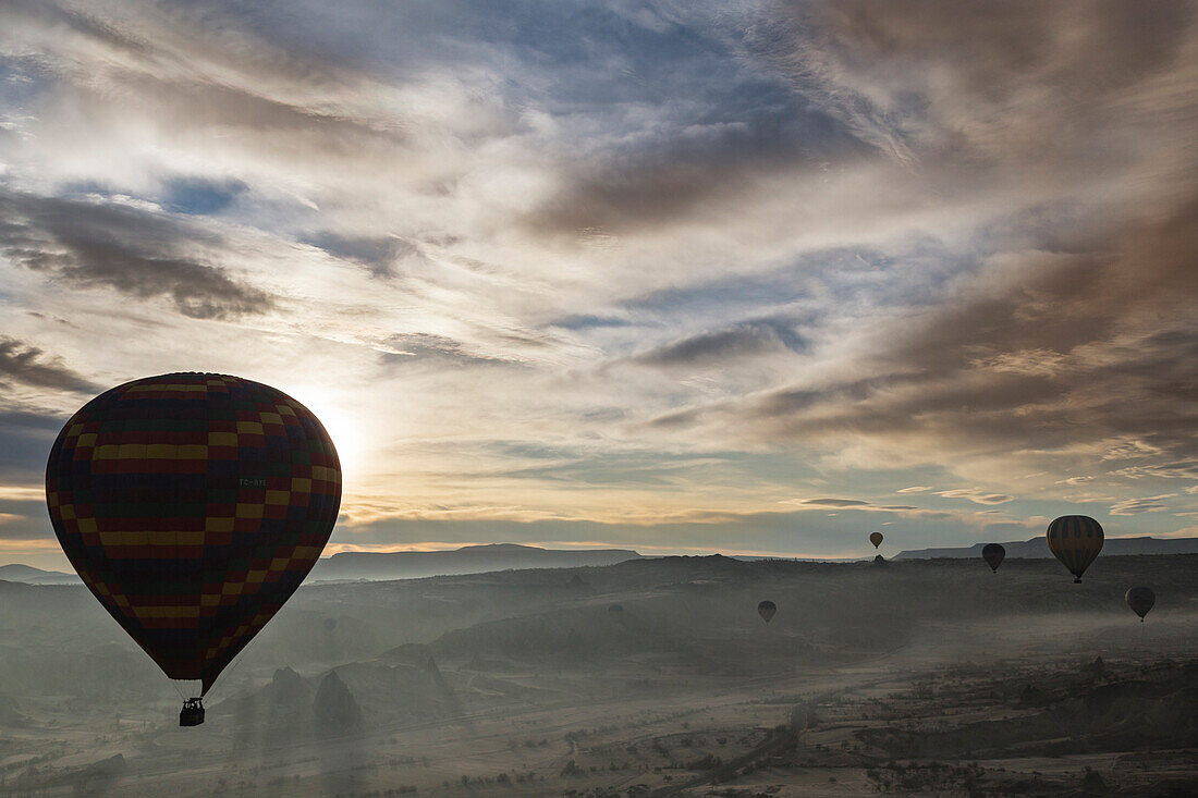 Heißluftballons fliegen auf Göreme, Kappadokien, Türkei (Turchia)