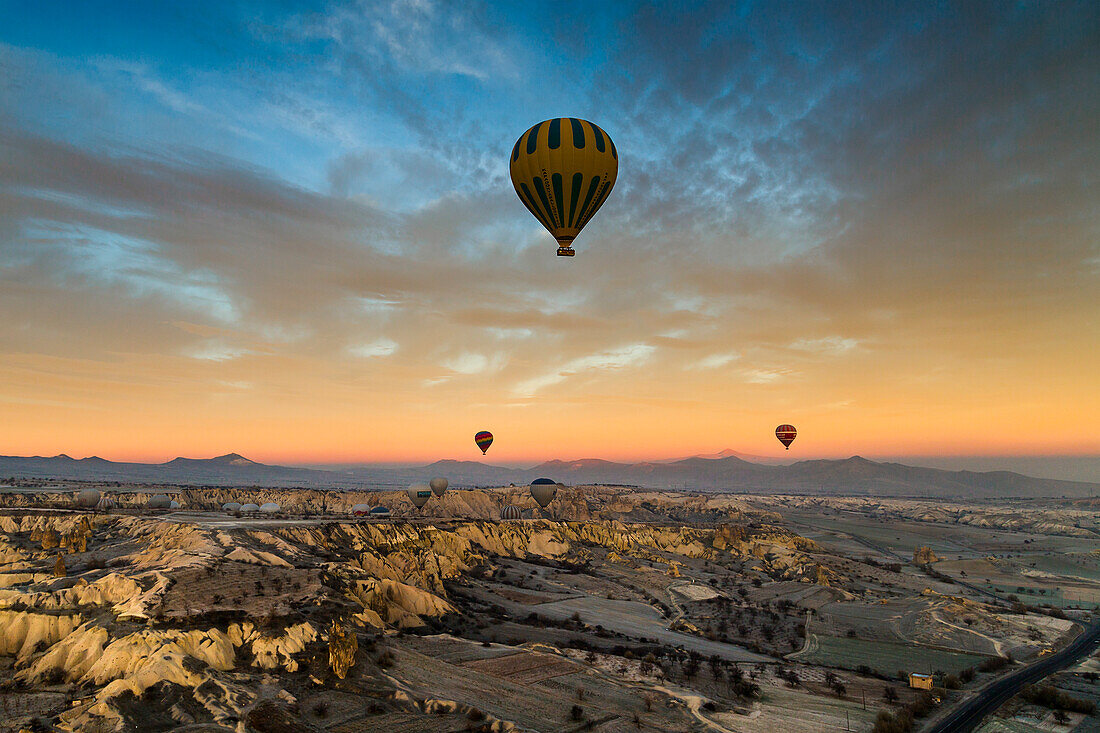 Balloons flying on a great view of Goreme, Goreme, Cappadocia, Turkey (Turchia)
