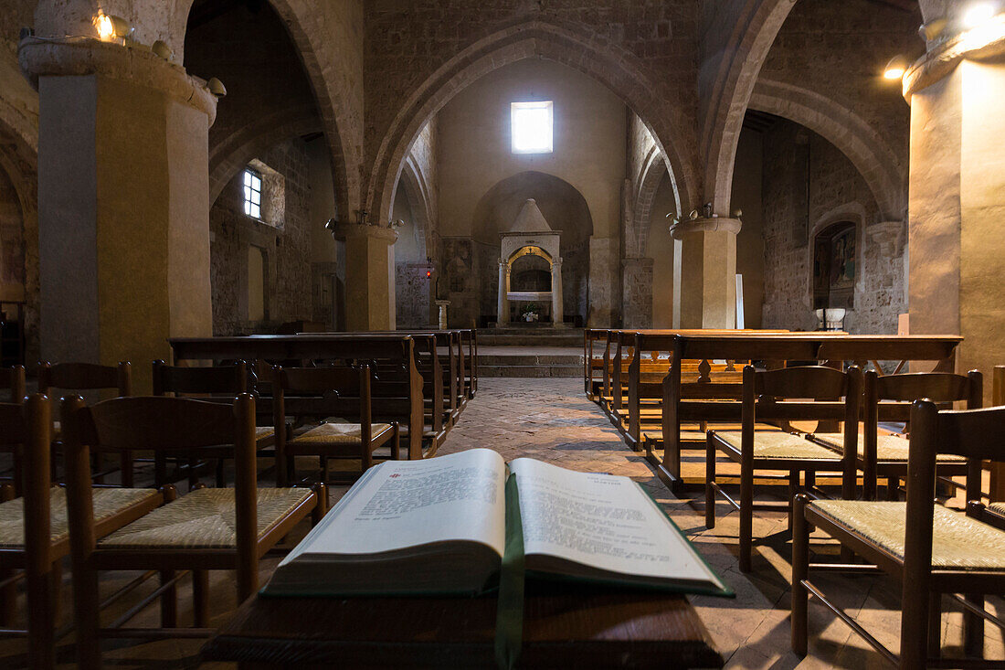 Innere der Kirche Santa Maria Maggiore, Sovana, Sorano, Provinz Grosseto, Toskana, Italien, Europa