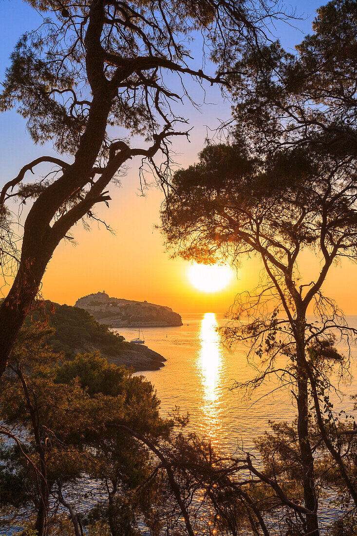 Die Sonne spiegelt sich in der Bucht vor der Insel San Nicola, Tremiti Inseln, Foggia, Apulien, Italien