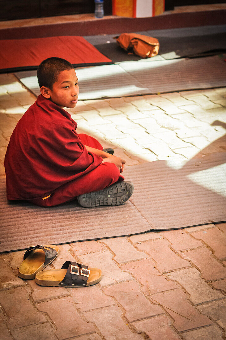 Junger buddhistischer Mönch in Swayambhunath Tempel, Kathmandu, Nepal, Asien