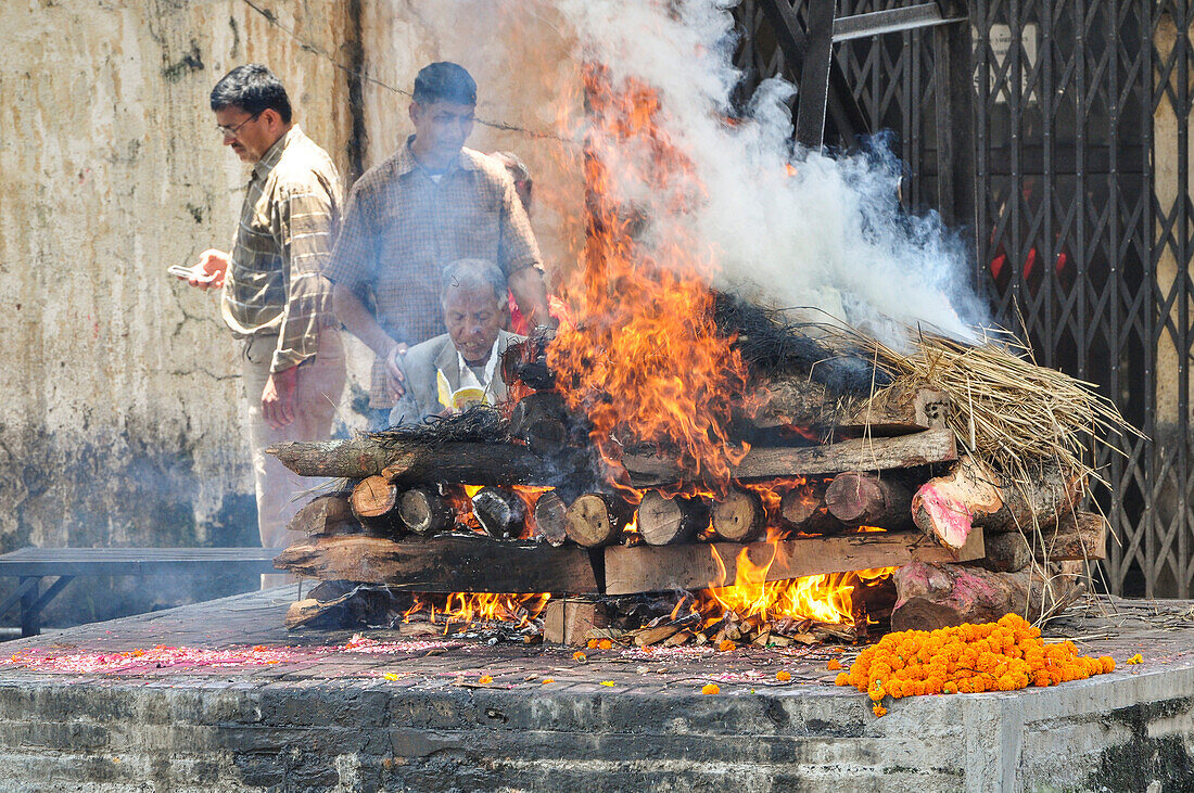 Cremation ceremony at Pashupatinath Temple, on the banks of the Bagmati river, Kathmandu, Nepal, Asia