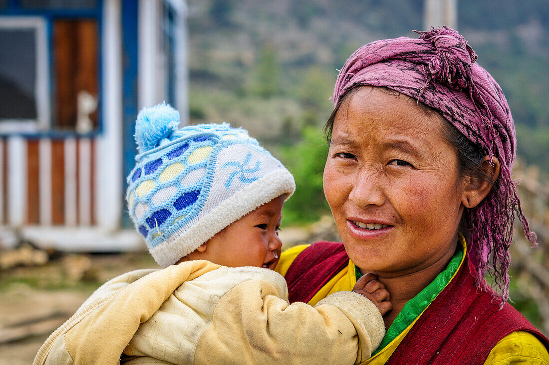 Mutter hält ihren kleinen Sohn in den Armen, Rasuwa Bezirk, Bagmati Region, Nepal, Asien