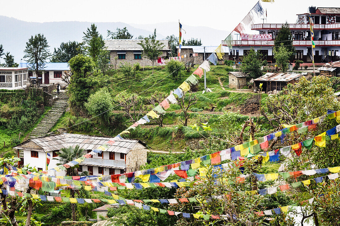 Blick auf Ghandruk Dorf mit Gebetsfahnen, Annapurna Region, Nepal, Asien