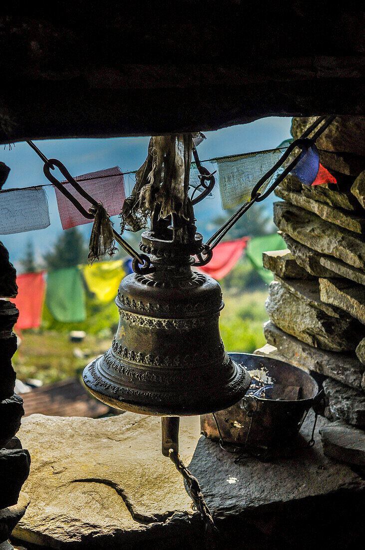 Glocke, Weihrauch und Gebetsfahnen, um ein Angebot zu machen, Rasuwa Bezirk, Bagmati Region, Nepal, Asien