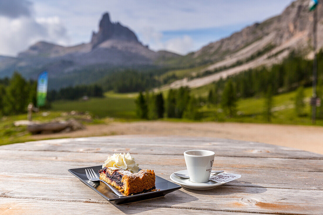 Frühstück in Croda da Lago Schutzhütte mit Berg Becco di Mezzodì im Hintergrund, Cortina d'Ampezzo, Bezirk Belluno, Venetien, Italien