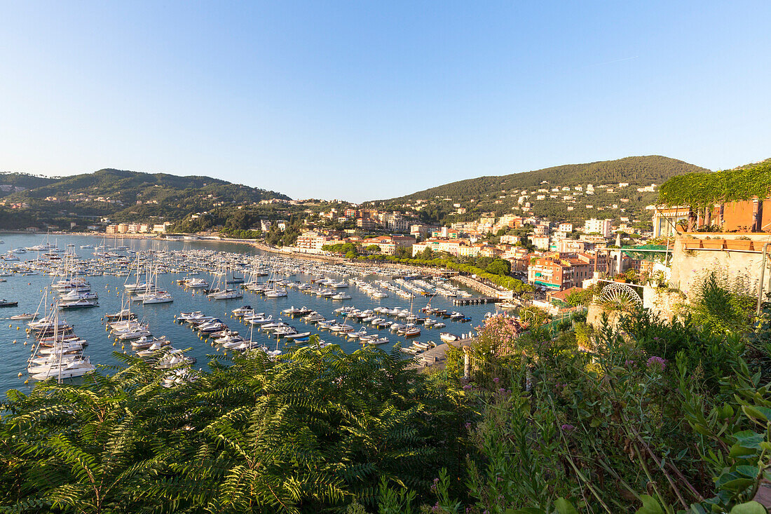 Panorama von Lerici aus dem Schloss mit dem Seehafen und seine Boote, La Spezia District, Ligurien, Italien