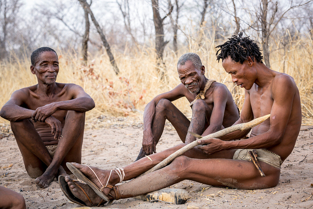 Saan-Männer, die im Buschmann-Jäger-lebenden Geschichtsdorf, Grashoek, Otjozondjupa, Namibia, Afrika