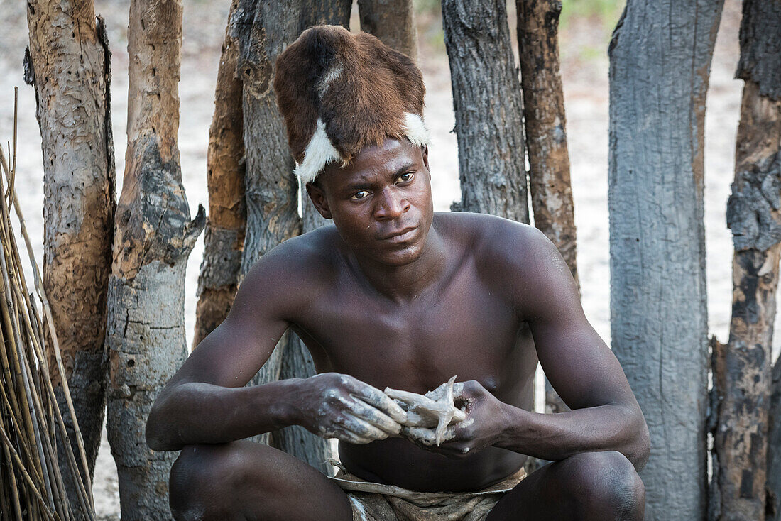 Porträt eines Mbunza-Mannes, der, lebendes Museum Mbunza, Kavango-Region, Namibia