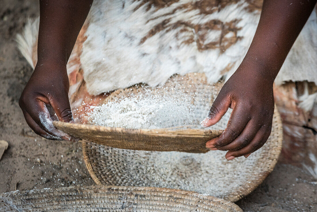 Hände, die an traditionellem Handwerk, lebendem Museum Mbunza, Kavango-Region, Namibia