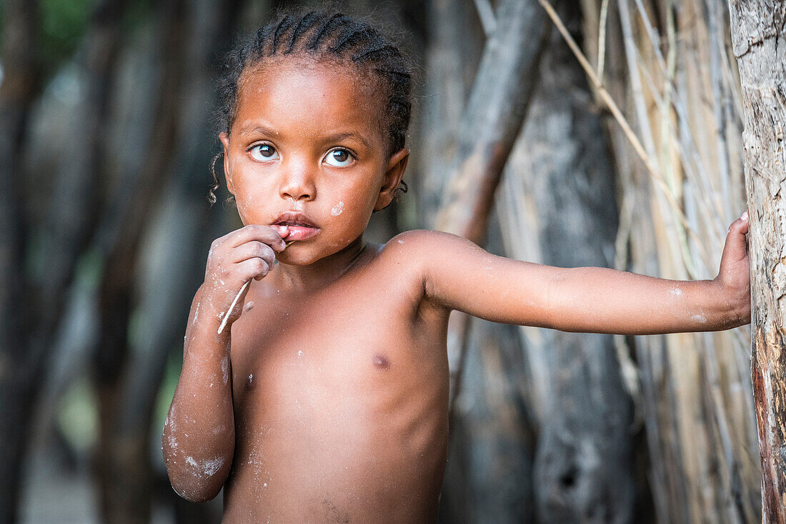 Portrait eines kleinen Mädchens Mbunza, lebendes Museum Mbunza, Kavango-Region, Namibia