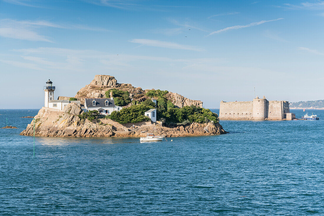 Île Louët und Taureau Schloss, Carantec, Finistère, Bretagne, Frankreich