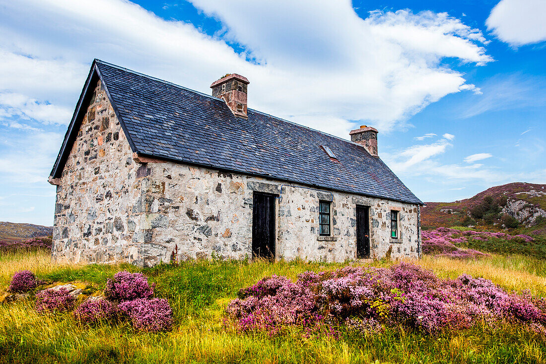 Einsames Häuschen auf den Nordwesthochländern von Schottland