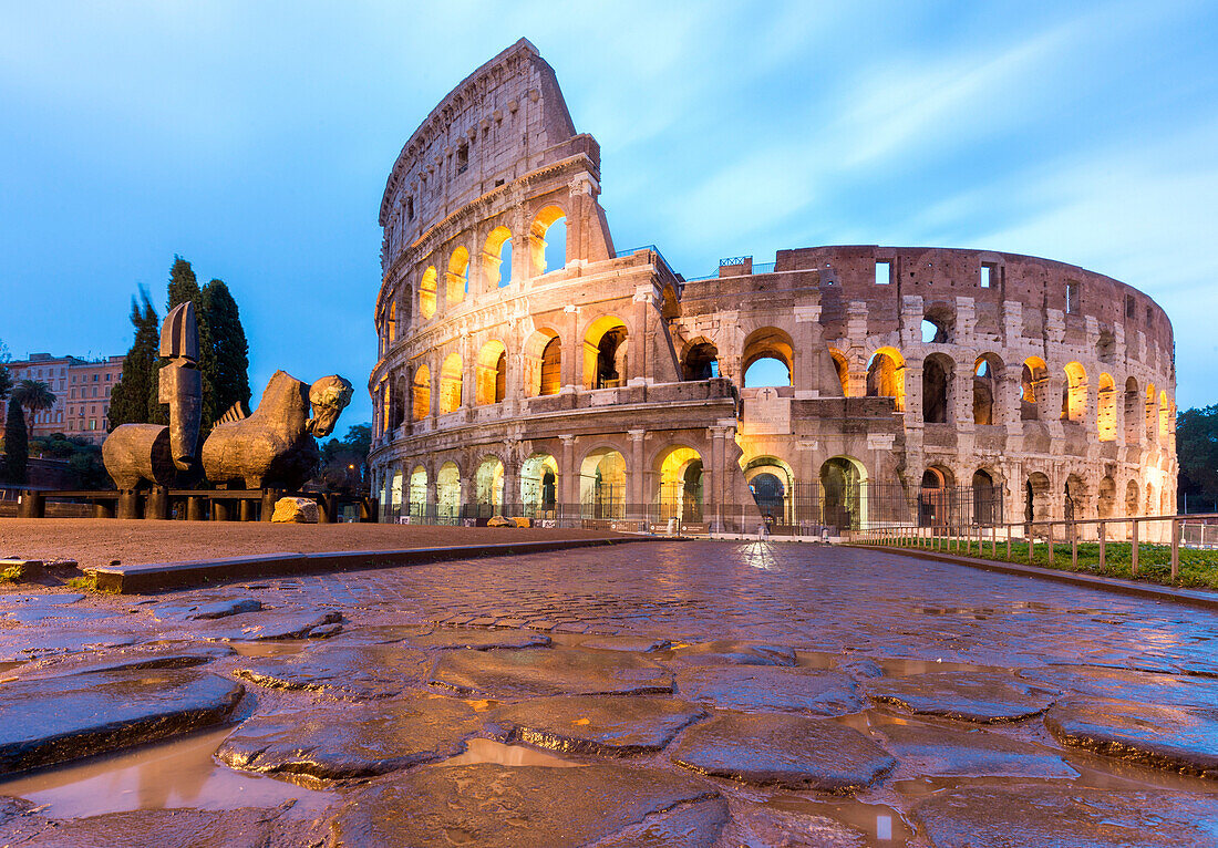 Italy, Lazio, Rome, Dawn at Coliseum