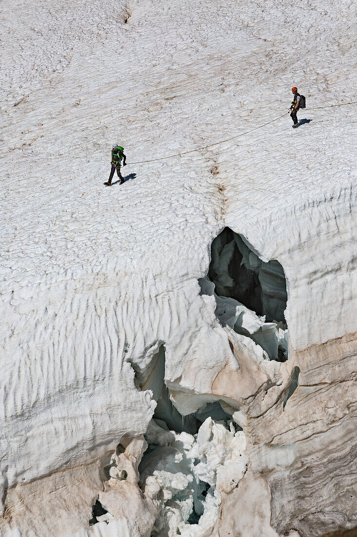 Bergsteiger gehen auf dem Lys-Gletscher in der Nähe der Gnifetti-Schutzhütte im Monte-Rosa-Massiv (Gressoney, Lys-Tal, Aostatal, Aostatal, Italien, Europa)