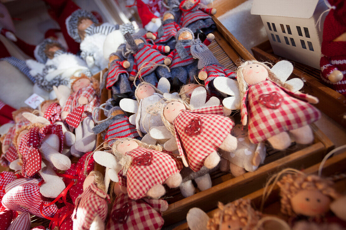 eine Nahaufnahme eines typischen Tyroler-Gadget verkauft während des Weihnachtsmarktes in der Stadt Brixen, Provinz Bozen, Südtirol, Trentino Alto Adige, Italien, Europa