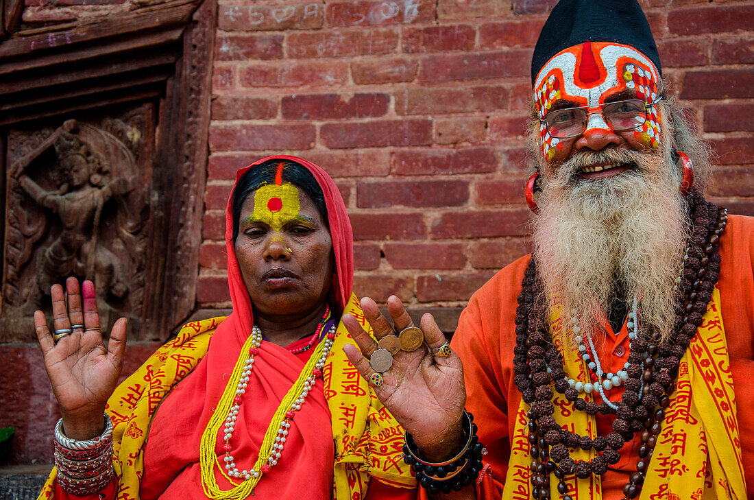 Kathmandu, Nepal, Asien, Porträt eines Sadhu Paares posieren für Touristen in Durbar Square