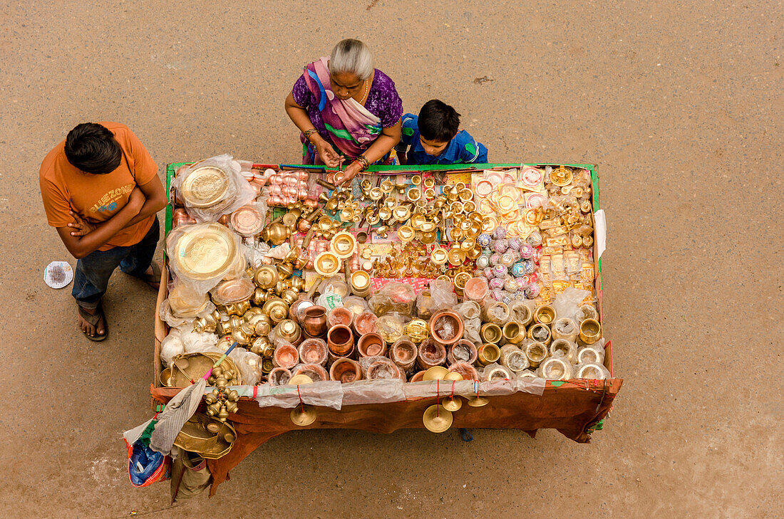 Varanasi, Uttar Pradesh, Indien, Ein kleiner Stand, der Teller und Töpfe verkauft