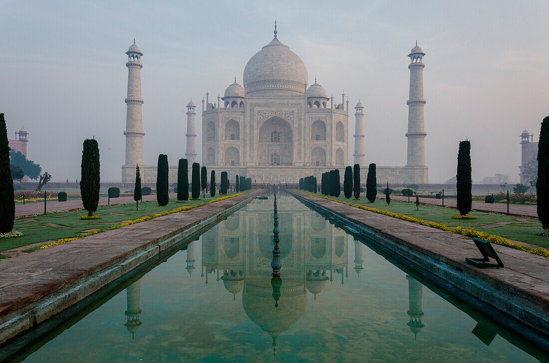 Agra, Uttar Pradesh, Indien, Das Taj Mahal bei Sonnenaufgang