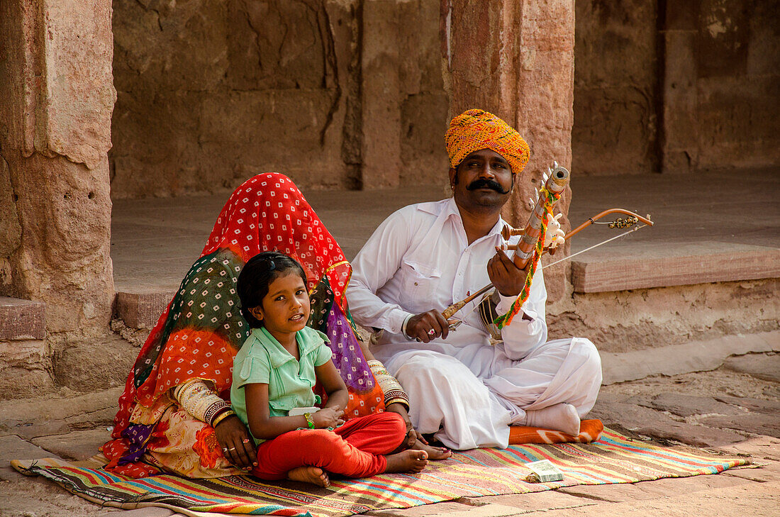 Jodhpur, Rajasthan, Indien, Eine Familienband spielt, um Touristen am Mehrangarh Fort zu unterhalten