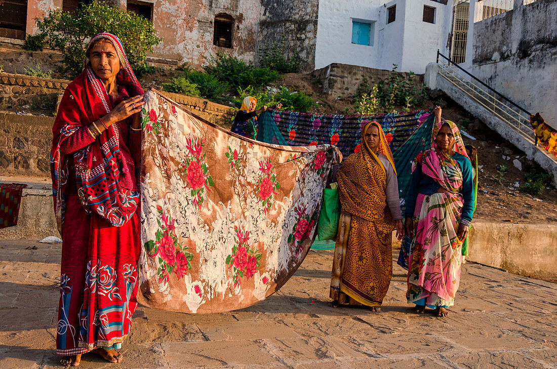 Maheshwar, Madhya Pradesh, Indien, Frauen trocknen ihre Saris auf den Ghats