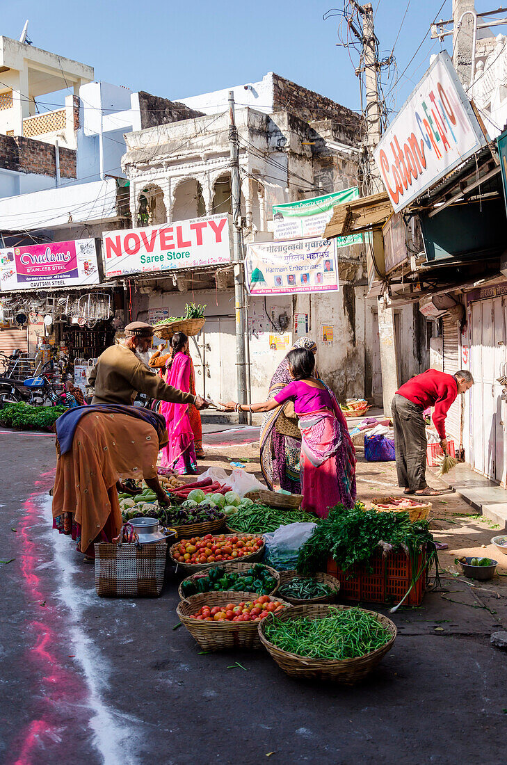 Udaipur, Rajasthan, Indien, Ein traditioneller Gemüsemarkt