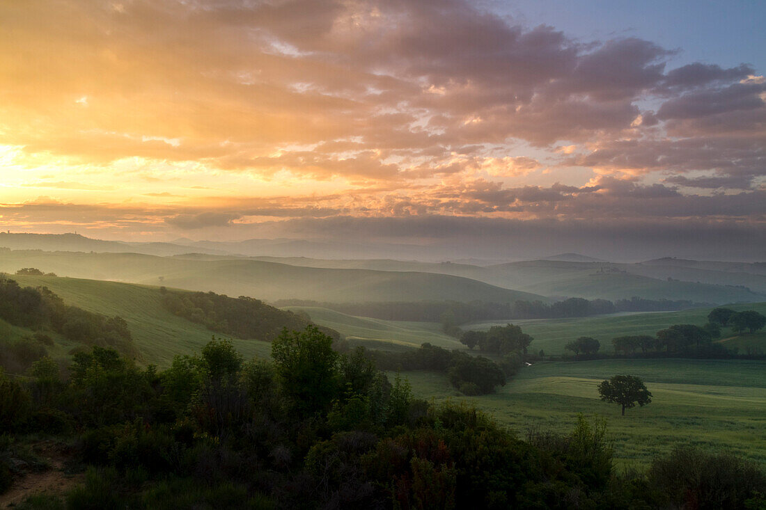 A spring sunrise at the Podere Belvedere, San Quirico d'Orcia, Val d'Orcia, Tuscany, Italy