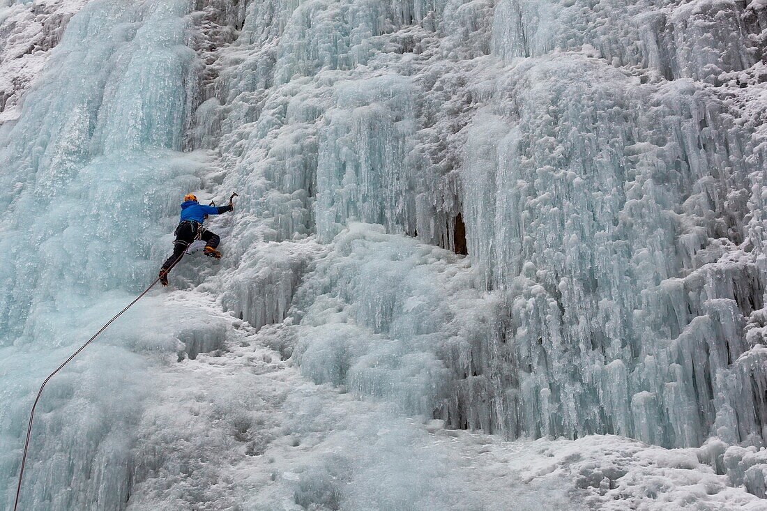 Eisklettern in Serrai von Sottoguda, Rocca Pietore, Venetien, Belluno, Italien