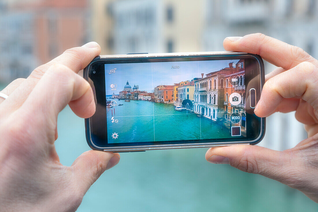 Europa, Italien, Venetien, Venedig, Touristen fotografieren mit Smartphone am Canal Grande in Venedig