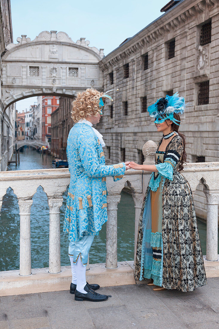 Europa, Italien, Venetien, Venedig, Paar im Karneval Kostüm in der Nähe der Seufzerbrücke (Ponte dei Sospiri)