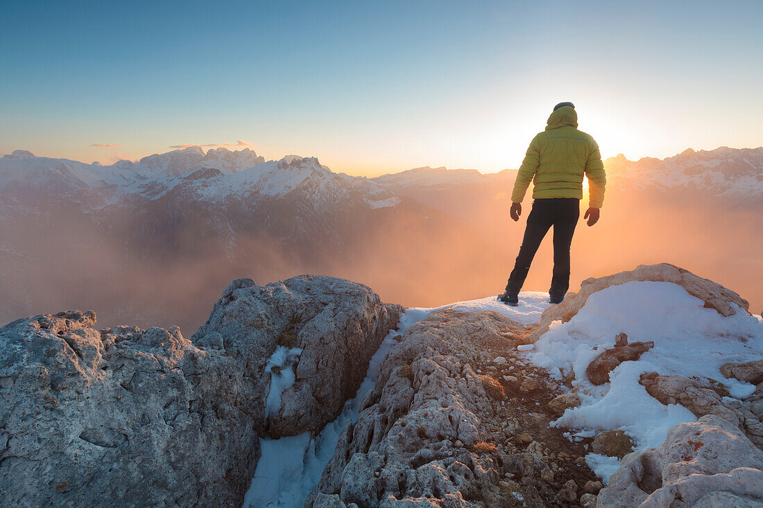 Europa, Italien, Venetien, Belluno, Agordino, Palazza Alta, Dolomiten, Wanderer auf einem Berg, die Sonne bewundern