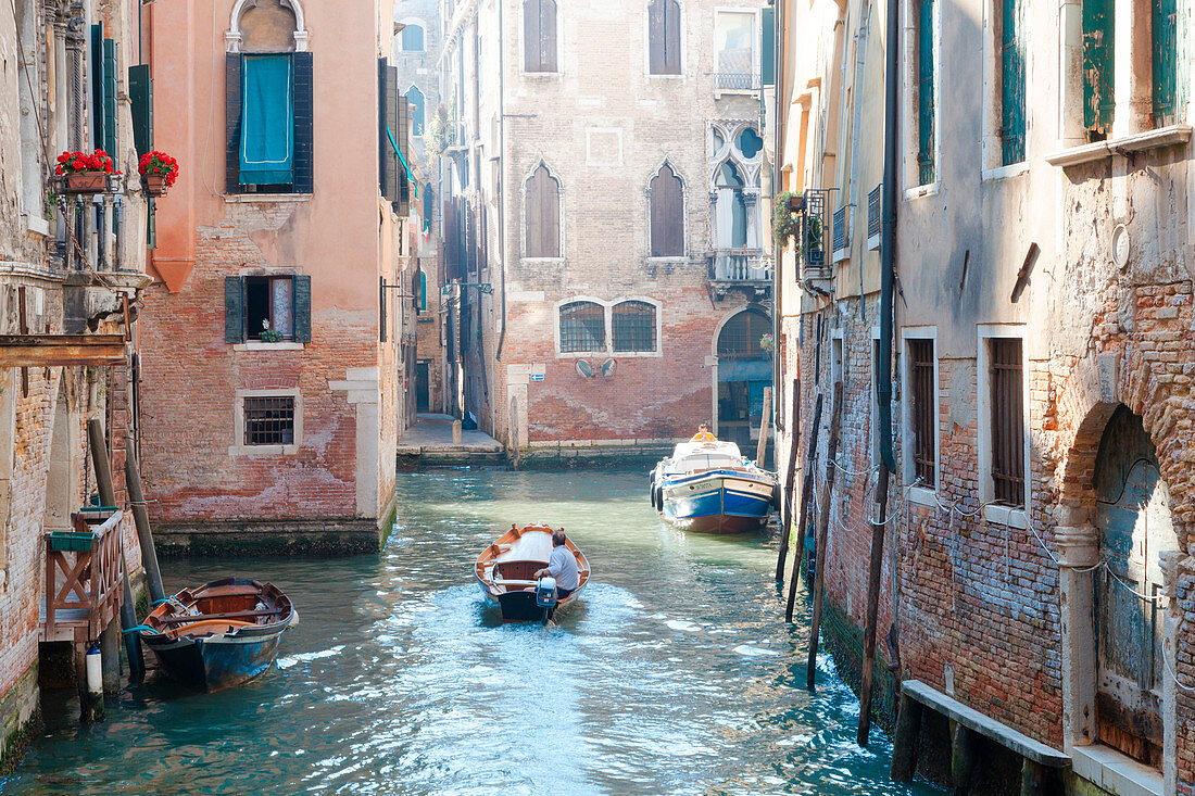 Europa, Italien, Venetien, Venedig, Venezianischer Blick, zwischen den Kanälen und den Gebäuden der Altstadt
