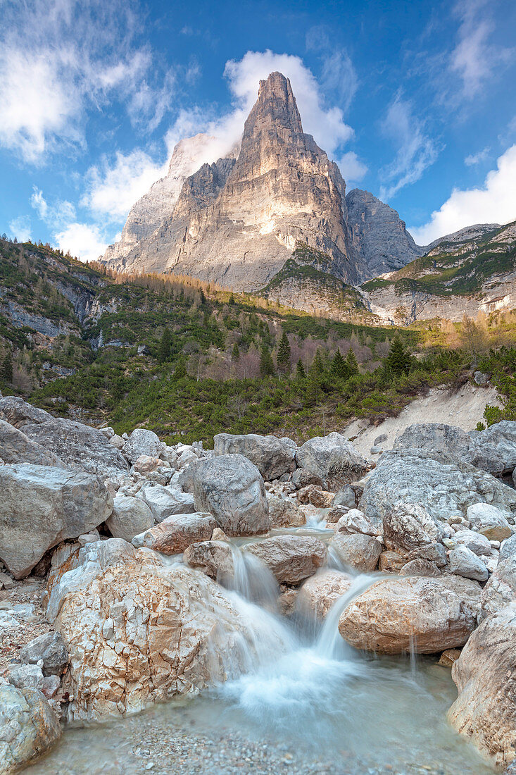 Europa, Italien, Venetien, Belluno, Agordino, ein kleiner Bach am Fuße des Triest Turm, Civetta Gruppe, Dolomiten